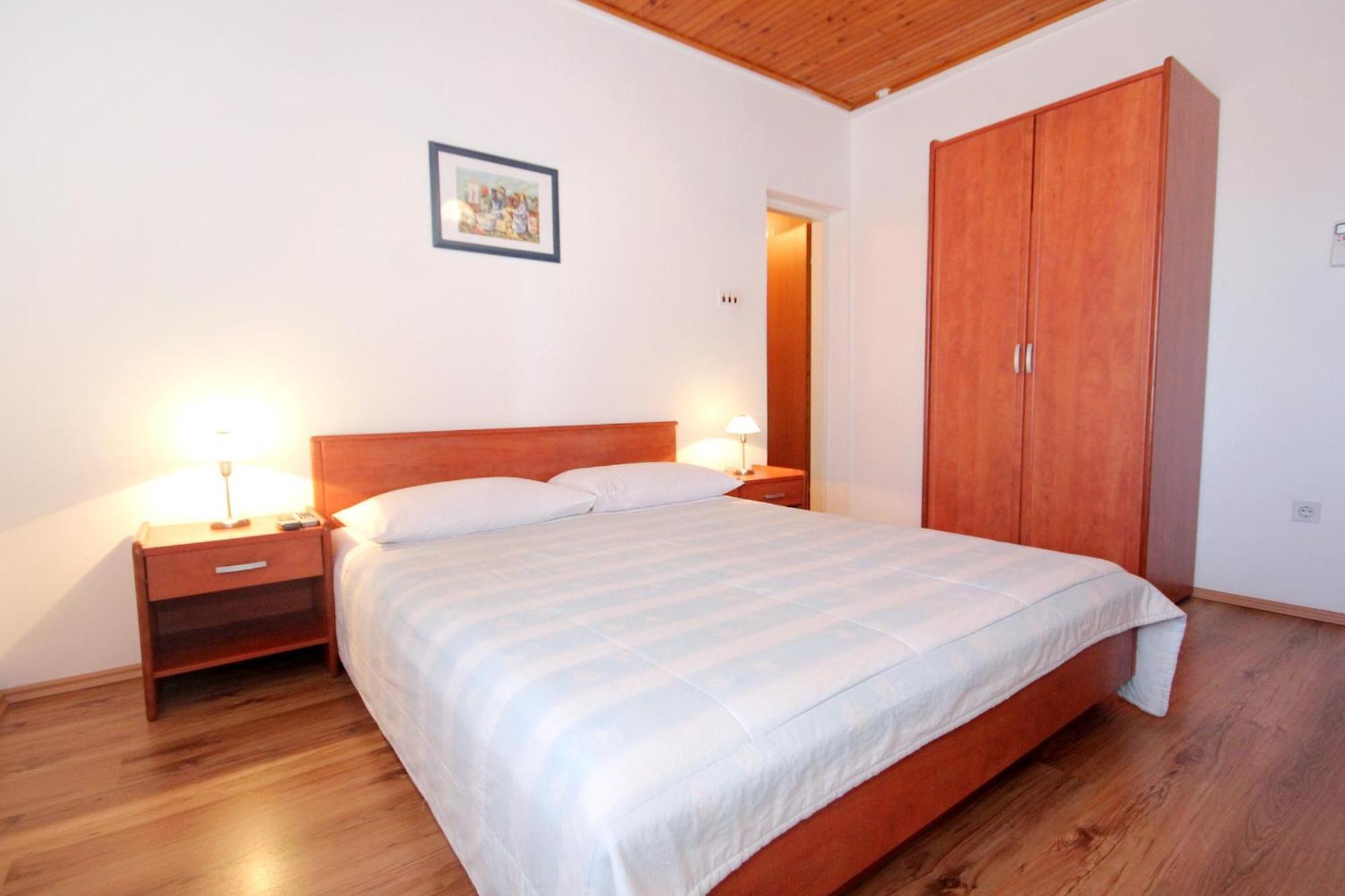Apartments And Rooms By The Sea Mandre, Pag - 3557 Kolan Room photo