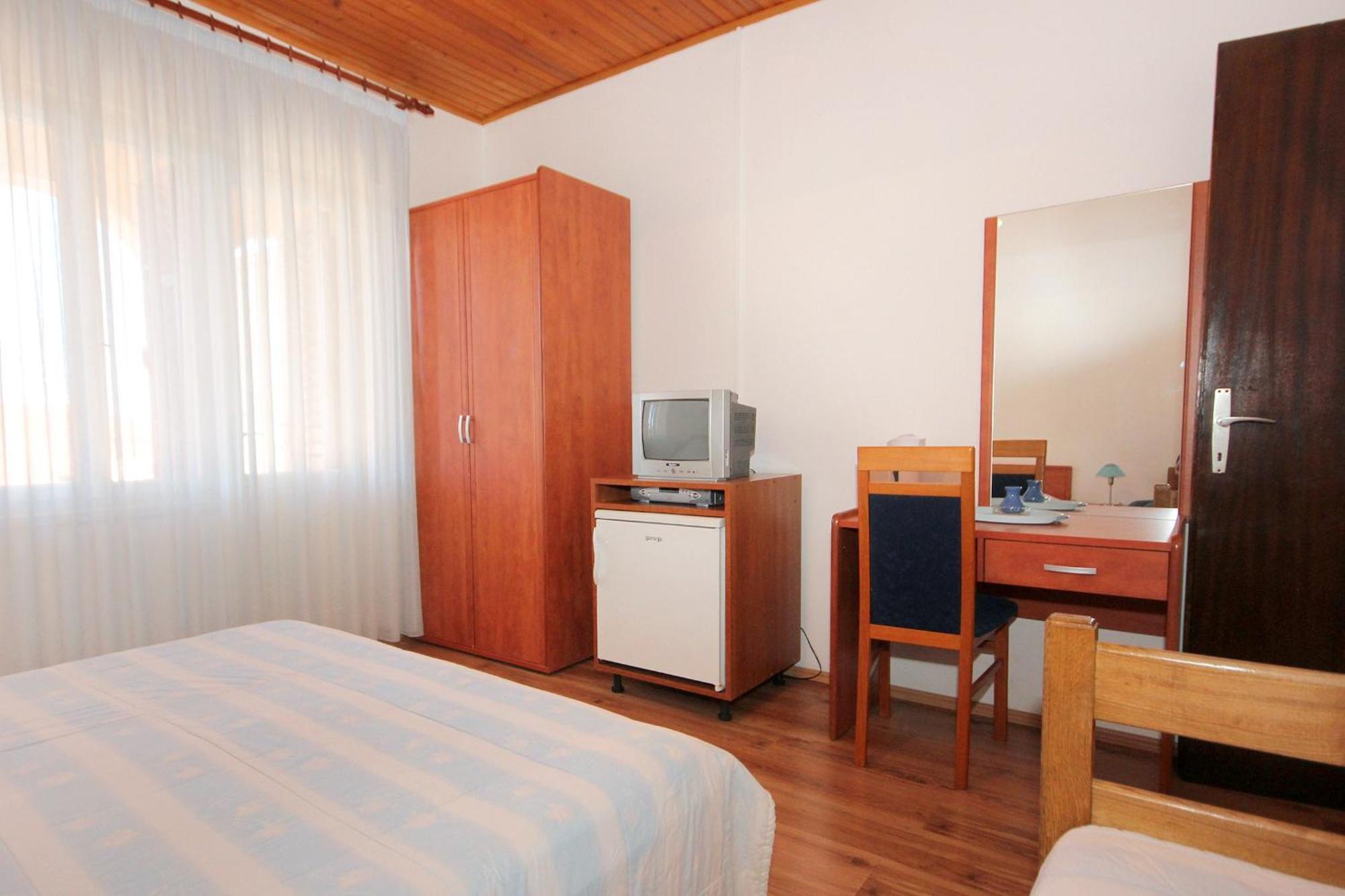 Apartments And Rooms By The Sea Mandre, Pag - 3557 Kolan Room photo